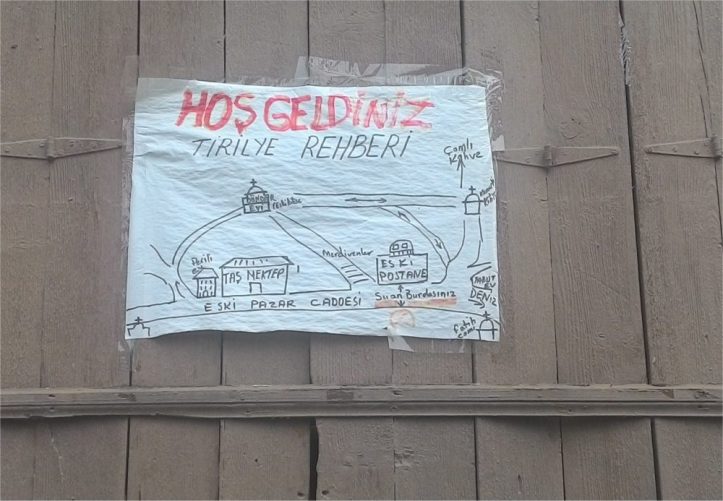 Bir şey daha dikkatimi çekti, Tirilye’de sizi bu tür yapılara yönlendiren yazılar el yazısıyla hazırlanmış. Sevimli, sıcak anlatım ve çizimlerle yolunuzu buluyorsunuz. Oraları sit alanı olmasına karşın, tanıtım yok, ilgi sıfır… Birileri bunun eksikliğini duymuş olmalı ki, çözümü de kendileri bulmuşlar.Amacıma