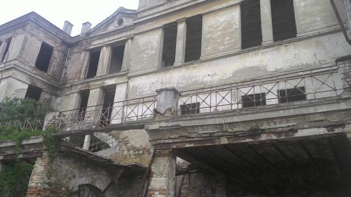 JpegÇamlı Kahve’ye çıkan yolları ayak yordamıyla bulmaya çalışırken karşımıza eski, metruk bir bina çıktı. Taş Mektep. Tanzimat’la başlayan aydınlanma hamlesi çerçevesinde 1904 yılında yapımına başlanıp 1909’da tamamlanan Taş Mektep. 1989’a kadar hizmet vermiş ve ondan sonra da kaderine terk edilmiş. Başka bir memlekette olsa böyle yapılara sahip çıkarlar. Öyle görkemli bir yapı ki… Ne yazık ki unutulmuş.